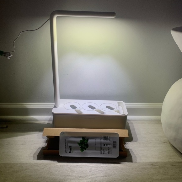 Click and Grow White‎ Smart Garden 3 Indoor Herb Garden - Picture 4 of 9